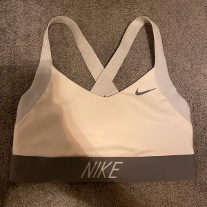 Nike träningstop, strl xs - mycket fin. skriv vid intresse