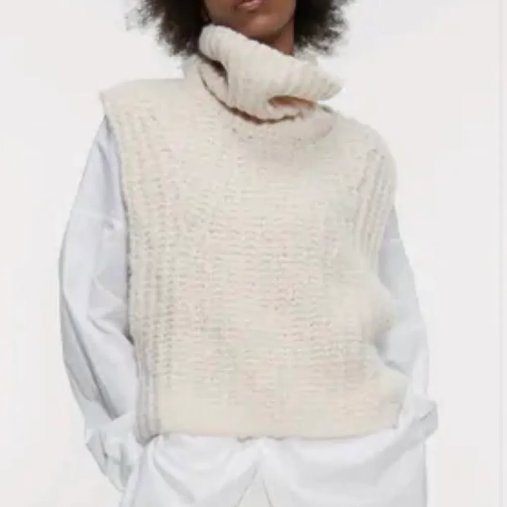 As cool väst från zara. Stickad offwhite i as bra kvalite. Str S och säljes pga får tyvärr ingen användning av den. Köpare står för frakt. Stickat.