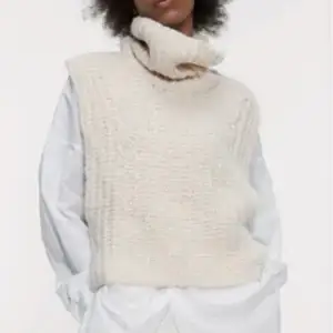 As cool väst från zara. Stickad offwhite i as bra kvalite. Str S och säljes pga får tyvärr ingen användning av den. Köpare står för frakt