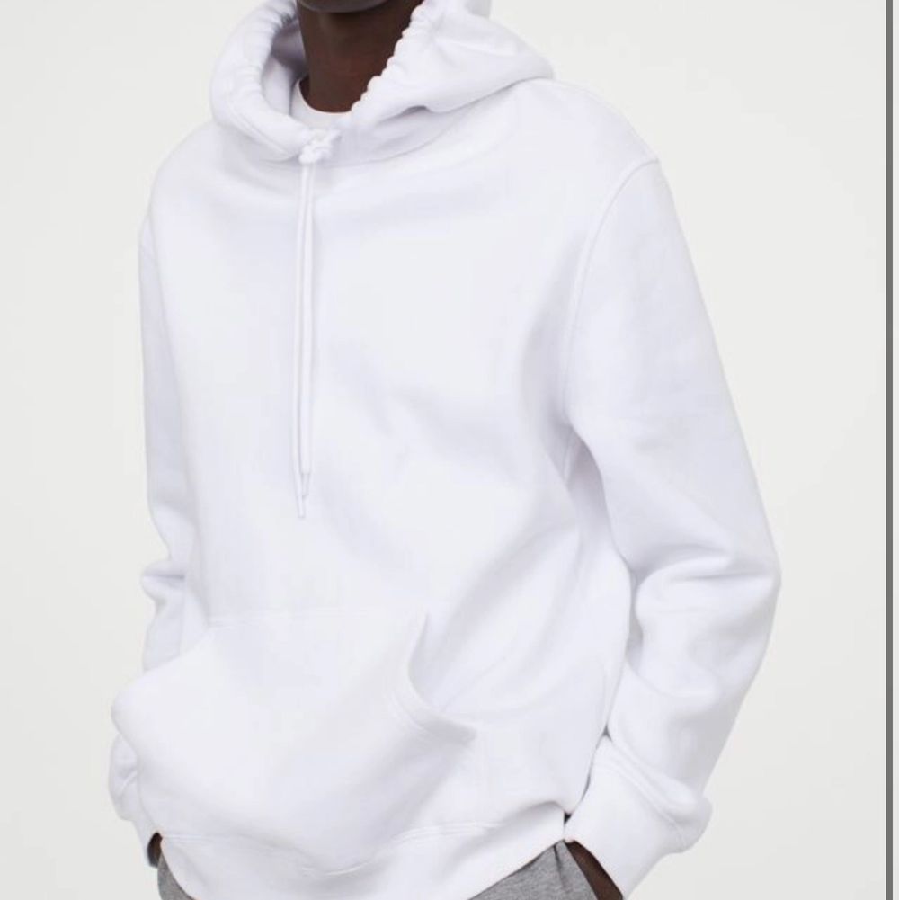 Säljer min vita hoodie från hm💓💓 är i storlek M som sitter snyggt oversized på XS/S. Huvtröjor & Träningströjor.