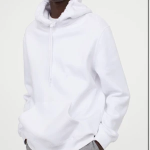 Hoodie - Säljer min vita hoodie från hm💓💓 är i storlek M som sitter snyggt oversized på XS/S