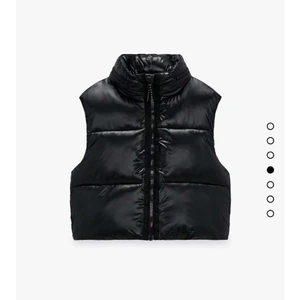 Väst från zara - Intressekoll! Kollar ifall någon skulle vara intresserad av denna väst från zara. Det är en lite kortare modell. Kommentera vad du skulle vara villig att betala. Hör av er vid frågor🥰 Bud börjar på 300kr. 