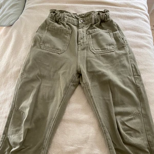 Militärgröna byxor från zara - Säljer mina militärgröna byxor med resår i midjan och har fickor på både fram och baksidan som är från zara! Dom är i storlek 36 men skulle säga att dom är mer som 38 alltså m. Väldigt sköna!💕