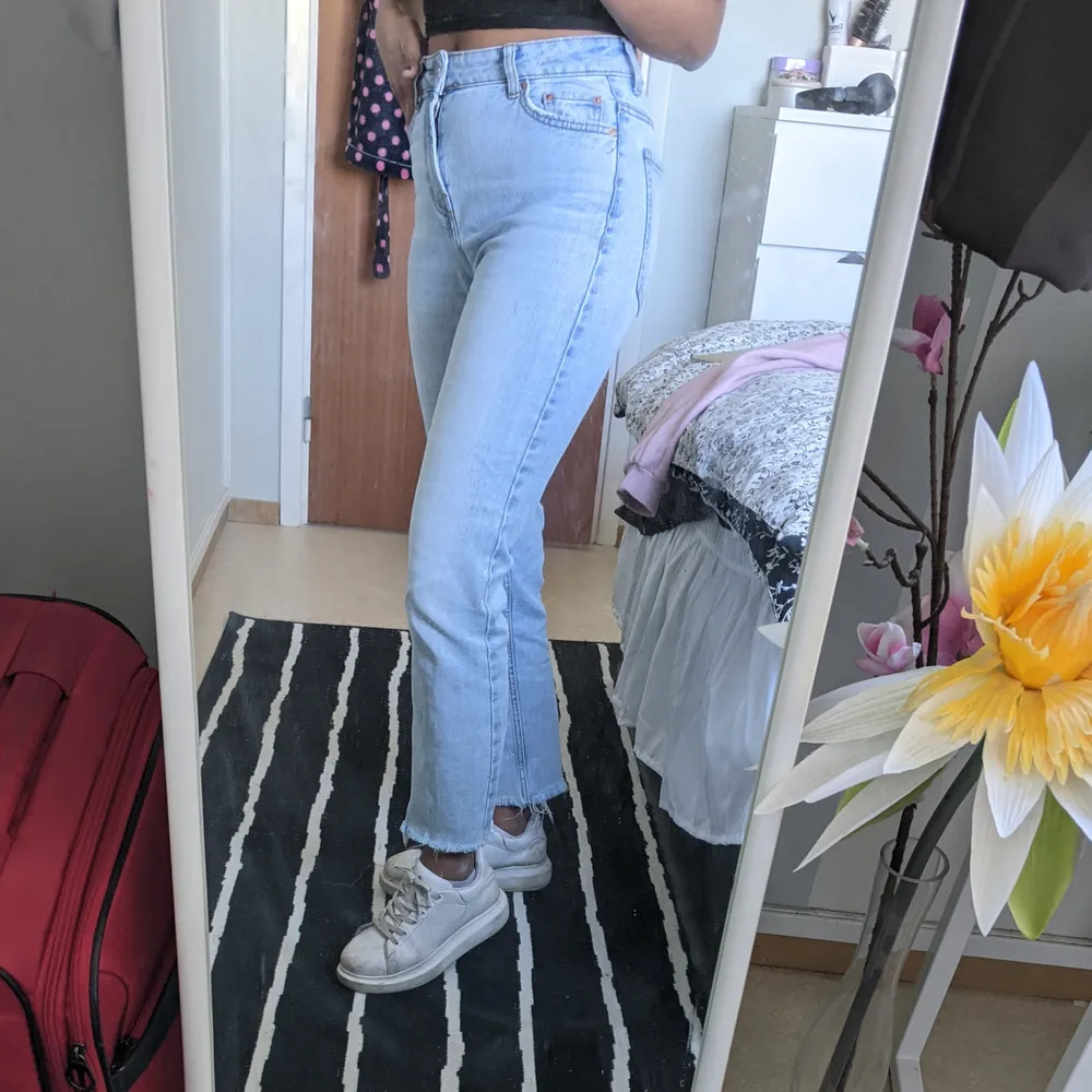 Mom/girlfriend jeans från Bershka i storlek 34. Jag är 159 cm för referens!. Jeans & Byxor.