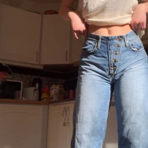 Zara jeans - Supercoola jeans från zara med unik knäppning där fram! Sitter egentligen perfekt på mig som har storlek 38 men något korta då jag är 169! 💗 inköptes för runt 500kr och tror inte att de går att få tag på längre! 