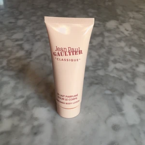 Jean Paul  - Jean Paul Gaultier ”classique” en body lotion som luktar såå gott men kommer tyvärr aldrig till användning! Öppnad men aldrig använd😊