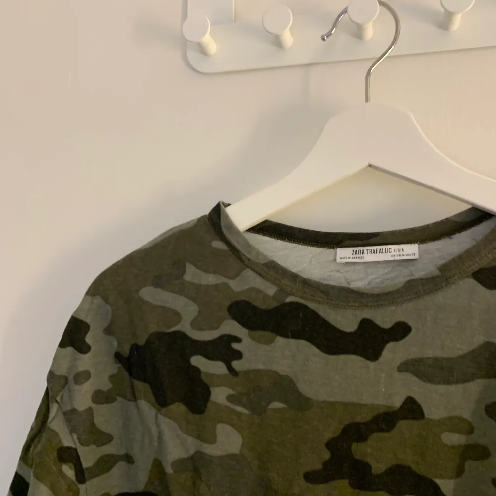 säljer denna lite oversized tshirt i militär mönster⚡️ den är använd endast få gånger och i så bra skick!🥰. T-shirts.