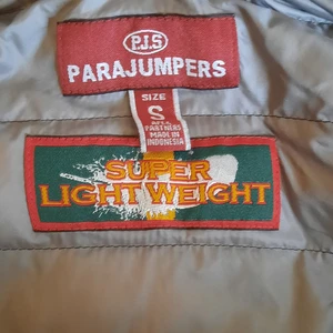 Parajumper ugo jacka - Använd jacka men inga skador. Perfekt nu till våren och sommaren. Pris går att diskutera och jag tar byten med kläder i samma storlek. 