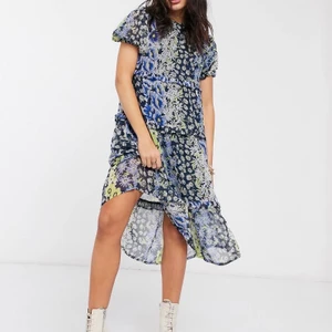 blommig klänning  - Superfin somrig klänning i en lös och skön passform. Använd ett fåtal gånger. Jättefin med en stor kavaj eller skinnjacka över. Köparen står för frakten :))