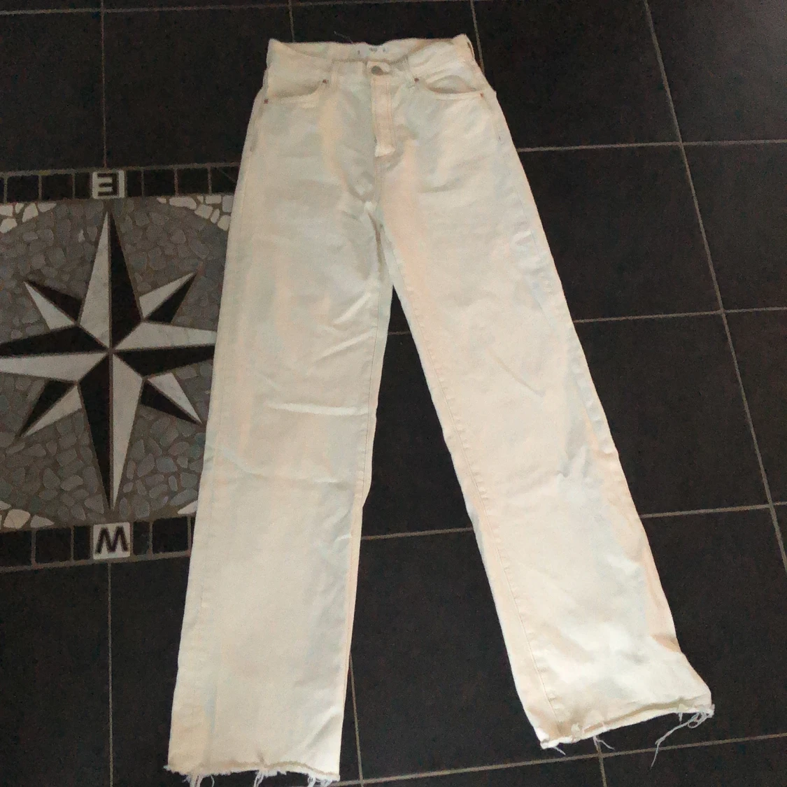 Långa beiga vida jeans