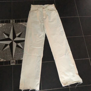 Långa beiga vida jeans  - Jeans från Mango. Beiga med långa vida ben. Storlek 36