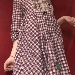 rutig klänning - megasöt liten klänning i bohemisk stil med fina små detaljer, lätt på kroppen och trevligt bomullsmaterial, passar till såväl fest som vardag💝👛🥯 (kan mötas upp i malmö-lund-regionen, annars tillkommer frakt🦝)