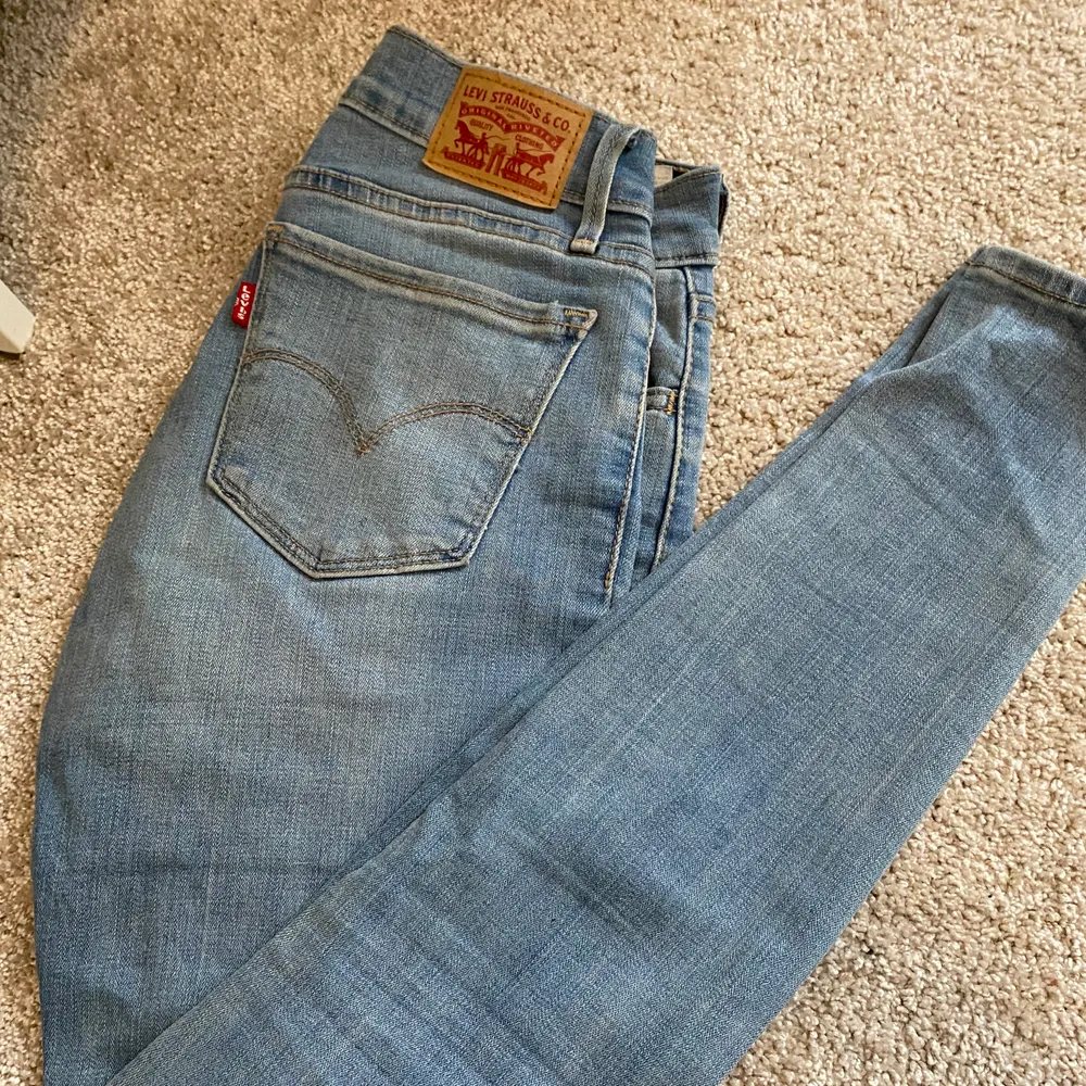 Levis jeans super skinny W 25 L 30. Inköpta för (ca 1200?). Köparen står för frakten . Jeans & Byxor.