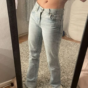 Levis jeans - Blåa jätte fina jeans från Levis. Jag är 167 cm och de går ända ner till mina fötter! Nypris: 400 men säljer för 200+ frakt , om det blir många som är intresserade blir det budgivning. Vid högt pris ingår frakten!! Köp direkt för 350kr