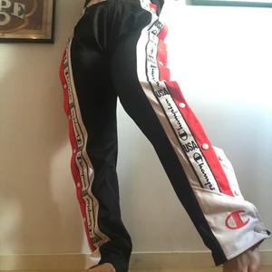 Champion popper pants - Bekväma byxor från champion i storlek small i bra skick🦋 hör va er vid frågor!                                       Budgivning startas vid högt intresse!