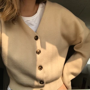 Kofta från & other stories  - Säljer denna fina kofta från & other stories. Budgivning om många intresserade💞