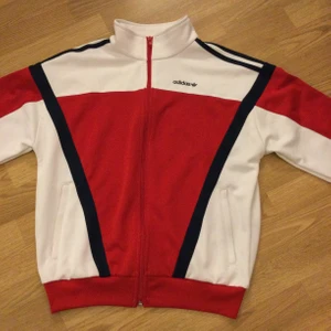 Adidas tröja❤️ - Jättefin adidas tröja som aldrig blivit andvänd, buda om pris