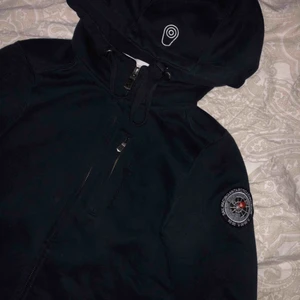 sail racing - Säljer en Sail Racing kofta som knappt är använd pga att den är för liten för mig. Det står storlek S men skulle säga att den är XS. Möts upp i sthlm eller skickar med + frakt :)