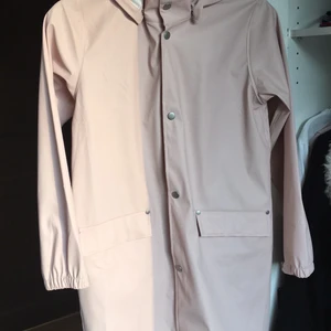 Ny regnjacka  - Nyskick fin regnjacka, aldrig använd i strl 150/160     S 