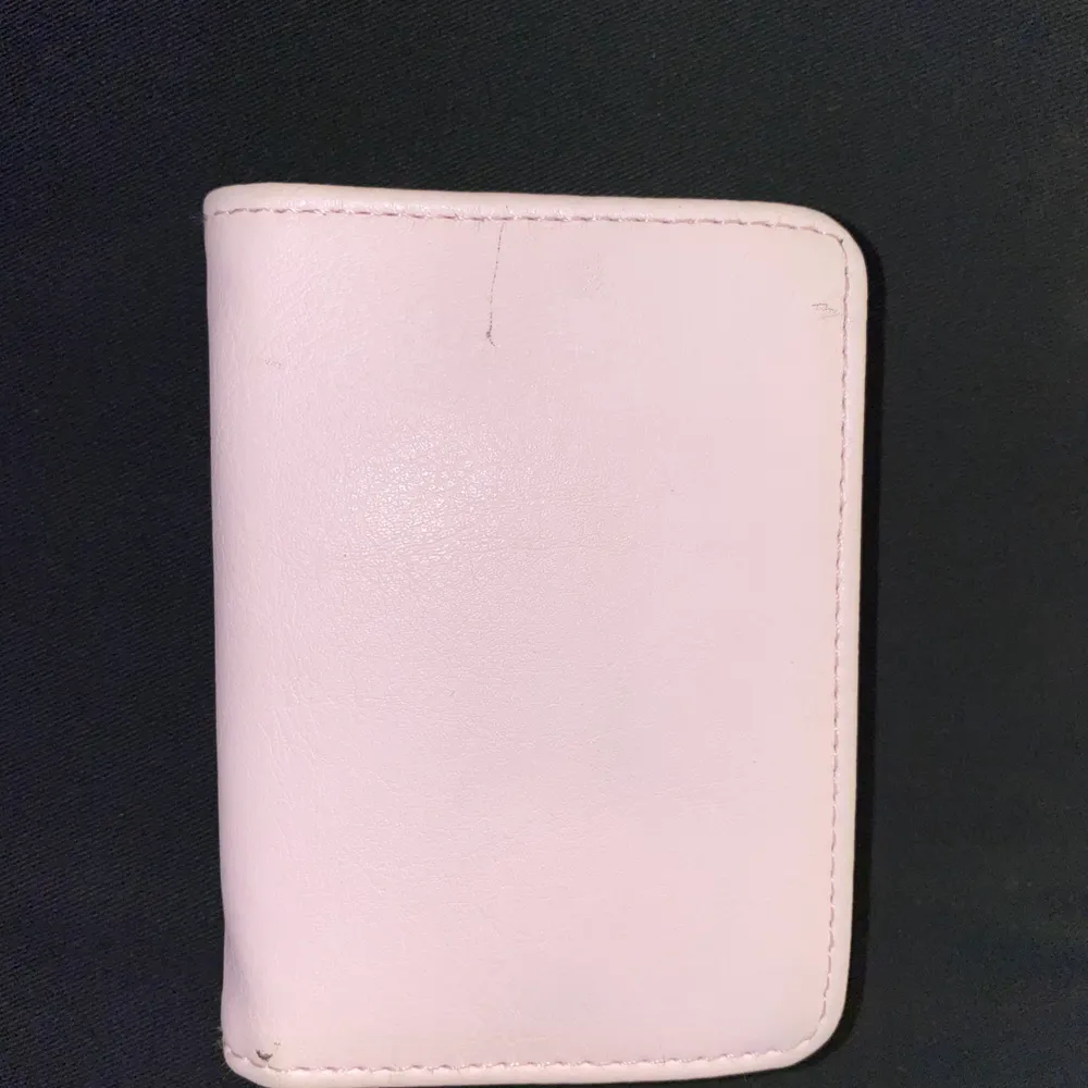 Säljer min ljusrosa Don Donna plånbok. Den är köpt för ett par år sedan och är i bra skick fast lite smutsig men syns inte alls. Den är fortfarnde i bra skick och kan användas.. Väskor.