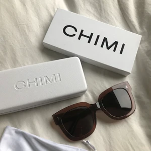 Chimi solglasögon COCO #008 - Hej! Säljer dessa fina bruna Chimis med mörkt glas (slutsålda). Endast testade, så alla lådor, dustbag och fodral finns kvar. Bud från 500 eller köp direkt för 700✨ köparen står för frakt (jag skickar PostNord spårbart), kan även mötas upp i Lund!