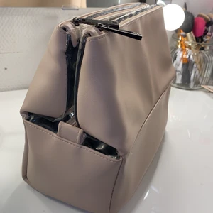 Sminkväska rosa  - Fin rosa sminkväska med 3 rymliga fack! knappt använd, i bra skick! 