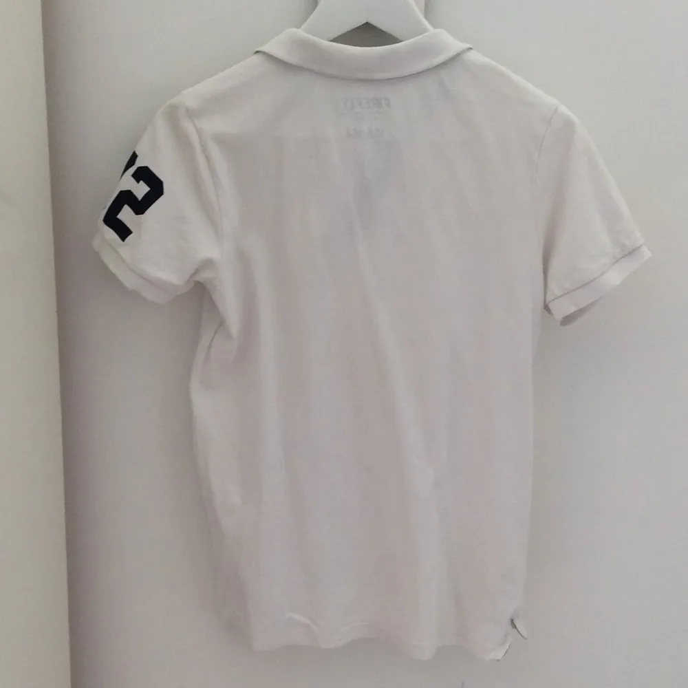 En stilig vit skjorta med knapp krage. Skick 10/10 helt nytt.  ord.pris 249kr men jag säljer för 100kr storlek 158/164 . Skjortor.