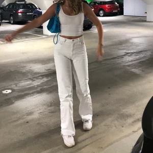 Vita raka jeans från Zara - Perfekta raka högmidjade vita jeans från zara. Går till marken på mig som är 176cm. Frakt 66kr. Vid flera intresserade blir det budgivning