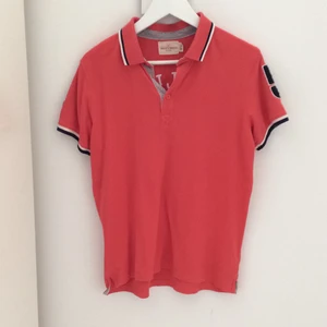 Holly & Whyte by LINDEX skjorta, killar - Ett plagg som är 1 år gammalt men som jag bara använt någon enstaka gång, otroligt snygg färg. Plagget är i ny skick säg 9,5/10    Allt är helt inget hål eller liknande. Knappkrage som man själv kan välja hur man vill knäppa.  