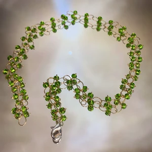 Halsband - Ett fint handgjort halsband med gröna glaspärlor! Den mest poppulära färgen så passa på, eller specialbeställ❣️ spännet är försilvrat och frakten ingår i priset❤️                                                                                —————————————————————————————           Jag kan göra specialbeställda smycken, det är bara att höra av dig❤️🌟 —————————————————————————————                    Kika gärna in på min profil, säljer en massa olika handgjorda smycken💃🏼 perfekt till dig själv eller i present till någon❣️✨        