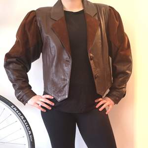 Vintage brun jacka i skinn med detaljer i mocka. Märket är AK club. Storlek small. Använd men bra skick. 