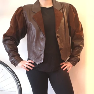 Jacka i skinn och mocka storlek S - Vintage brun jacka i skinn med detaljer i mocka. Märket är AK club. Storlek small. Använd men bra skick. 