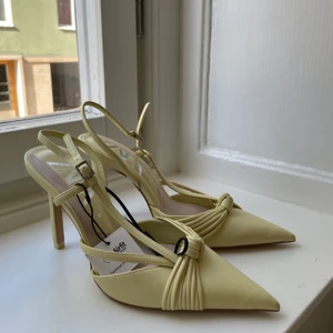 Klackskor. Zara. - Oanvända klackar, 10cm. Budgivning i kommentarerna.🌼