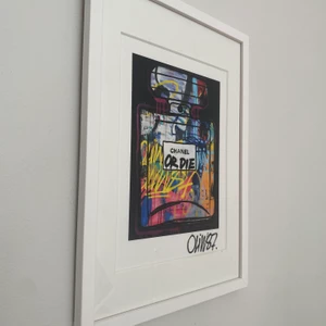 Chanel ORDIE tavla, från ABSOLUT ART - Säljer denna Chanel ORDIE tavla från ABSOLUT ART.💕          Börjar priset på 1500 sedan är det bar att buda.💕                  Ingår även glasram.