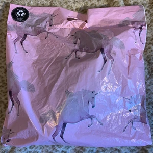 Helt nya Pretty Little Thing Jeans - Ett par mörkblå baggy boyfriend jeans med acid wash. Str 16 (40/42) Dem är helt nya från Pretty Little Thing! Dem går lite snyggt över skorna. Säljer för att dem inte passar. Köpa från  450 till 350kr (köparen står för frakten‼️)