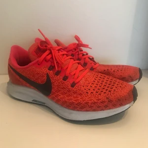 Nike Air Zoom Pegasus  - Nike Air Zoom Pegasus skor. Bra löparskor och vanliga skor i bra skick. Storlek 39. Mitt pris 400kr eller bud. Kan mötas upp i Stockholm om man inte vill betala frakt:)