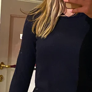Hugo boss tröja - Säljer denna sjukt fina marinblå Hugo boss tröja. Den har dessvärre blivit tvättad och passar inte längre mig. Den är äkta och frakten tillkommer 