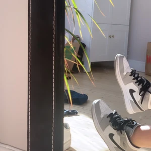 jordans smokey grey - lägger upp igen pga oseriösa köpare) säljer nu mina älskade jordans 1 smokey grey , köpta på stockx , låda & tags mm tillkommer . kan mötas i stockholm 6-11 maj annars frakt! 🥰 ( skorna kostar idag på hemsidan över 4000 ) köp direkt 2300 ( BUD JUST NU 2K)
