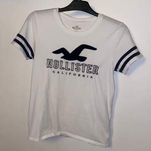 Vit T-shirt med svarta detaljer från Hollister i storlek M men passar XS/S. Jättefin och skön till sommaren. I mycket bra kvalité. Säljes pga kommer ej till användning. 