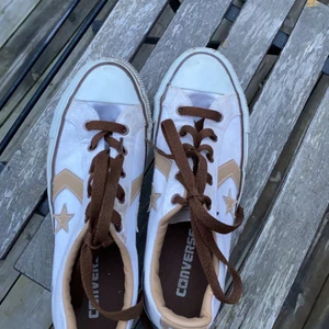 Converse - Säljer dessa converse-skor med trendiga skosnören. Storlek 37, pris 200kr.💕👟👟 Buda i kommentarerna