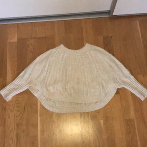 Stickade tröja - Cropped stickad tröja i bra skick🤍