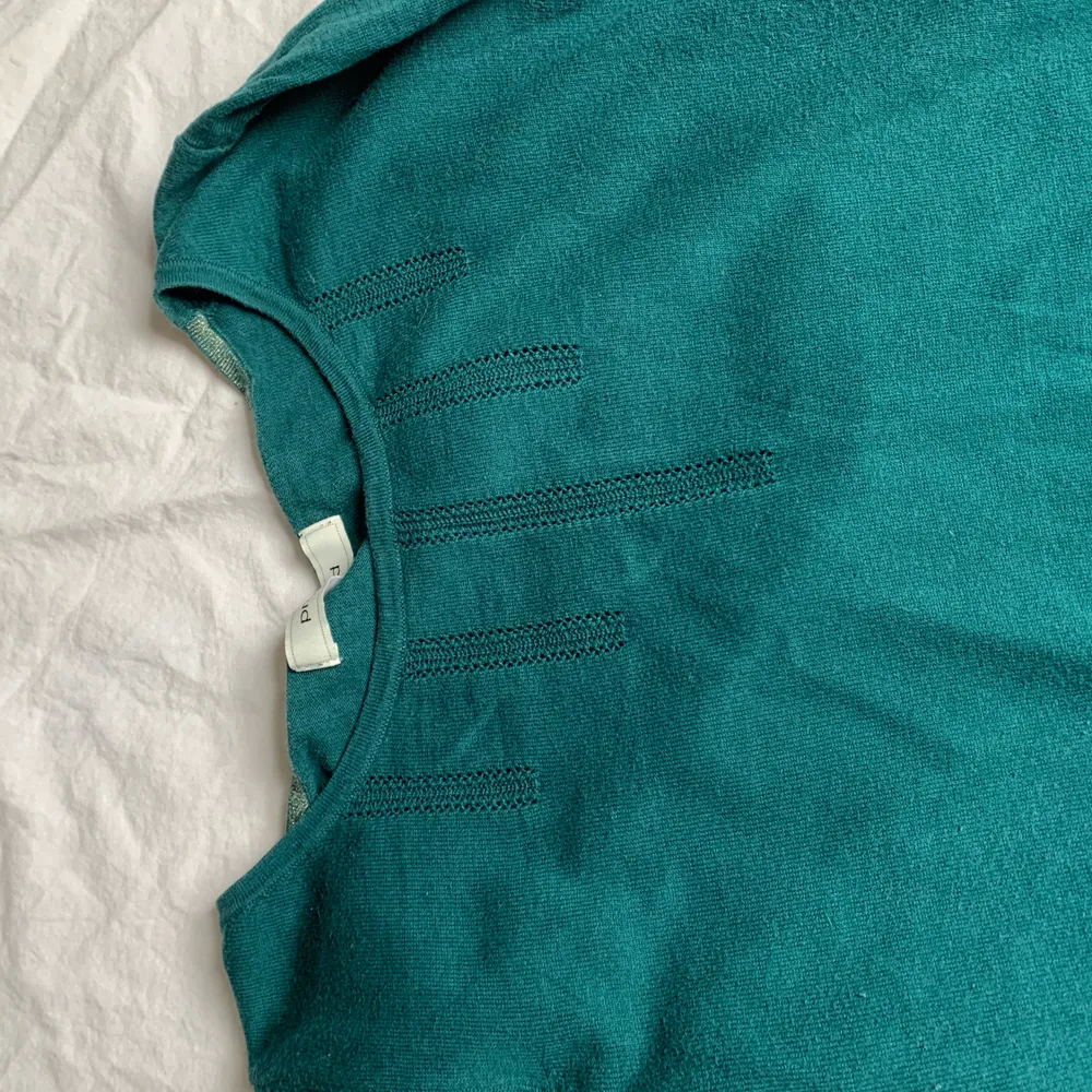 En tunn sweater/ stickad tröja med små detaljer där fram🥰  . Tröjor & Koftor.