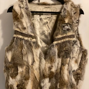 Äkta päls  - Äkta pälsväst köpt i Danmark för 2200:- Har aldrig använt den och är i nyskick. Säljer den för 900:- storlek S/M 