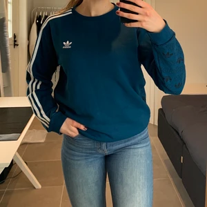 Adidas-tröja  - Adidas-tröja i fint skick. Använd endast några få gånger. Köpt på killavdelningen och är i storlek M men funkar helt klart för dig som är M/L som tjej också. (Jag är M i vanliga fall). Ursprungspris 599kr 