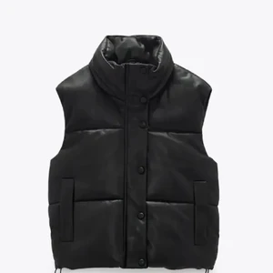 Zara skinnväst - Funderar på att sälja min skinnväst köpt från Zara i storlek L💕helt slut på hemsidan. Bara testad, i nyskick! Buda vid intresse, endast seriösa bud! Köpare står för frakt!🥰