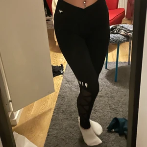 Träningstights  - Säljer mina pink träningstights för att jag knappt använder dom. Jag köpte dom i London på Victoria’s secret för typ 500kr elr nått, tightsen är i väldigt bra skick vad jag ser 