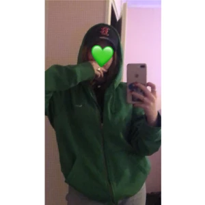 Nike zip up hoodie - säljer min oversized- Nike zip up hoodie💚 den är väldigt oversized och skitsnygg. Säljer pga behov av pengar lol.            Köp direkt för 600kr + frakt🤝😇