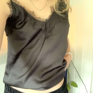 Jättefin topp - I spets och typ silke material. Nyskick💕passar även m