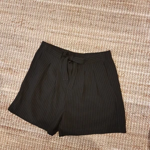 Shorts - Svarta lösa shorts från Jacqueline de young. 