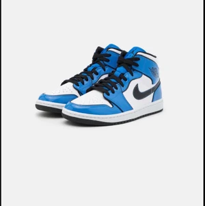 SÖKER JORDAN AIR ONE MID SIGNAL BLUE - Söker som titeln beskriver ett par Jordan air one mid signal blue i storlek 40/39. Allra helst helt nya men använda 1-2 ggr fungerar också. Hör av er!